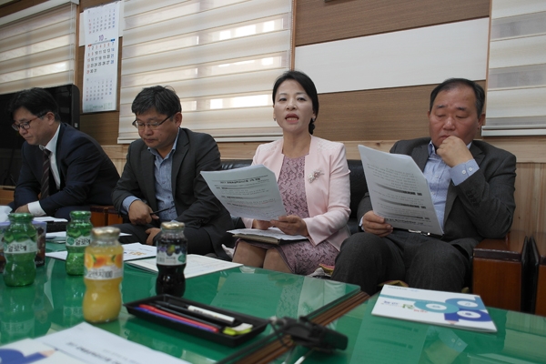 제주북초 박희순 교장(왼쪽에서 세번째)이 올해부터 추진하고 있는 교육중심학교시스템을 서명하고 있다. 미디어제주