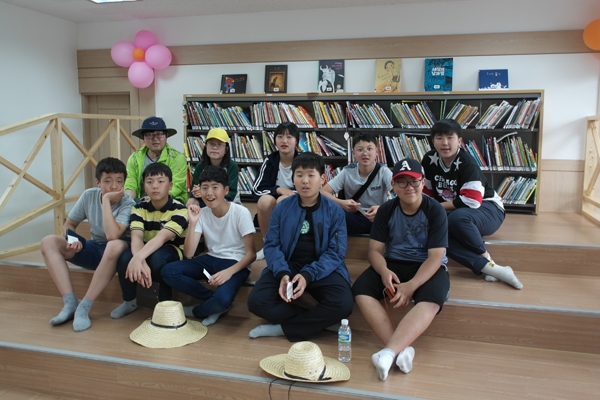 봉아름 작은도서관에 모인 봉개동 아이들. 미디어제주