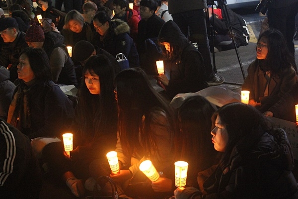 23일 열린 현장실습 도중 사망한 고 이민호군에 대한 추모 문화제 참석자들이 촛불을 들고 있다. ⓒ 미디어제주