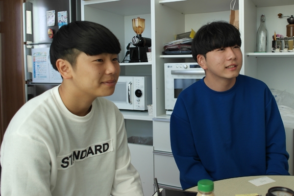 중학생 때부터 청소년문화의집을 이용하다가 탁구동아리 탑스핀을 만든 홍준오 학생(왼쪽)과 권승민 학생. 미디어제주
