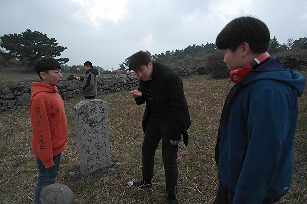 명도암의 고이지 무덤과 김진용 부인의 무덤 주변을 둘러보고 있는 봉개마을 아이들. 미디어제주