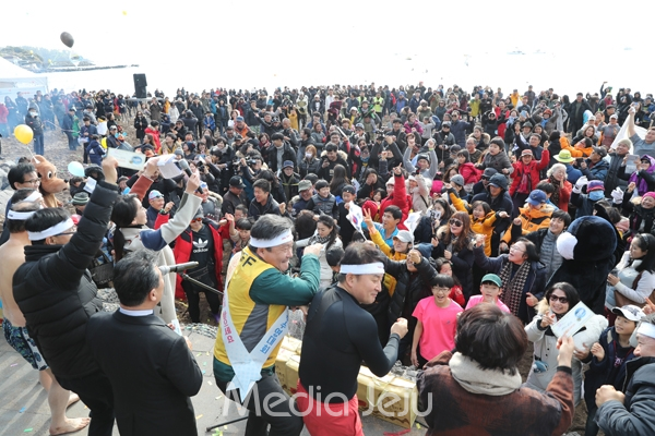제18회 서귀포 겨울바다 국제펭귄수영대회가 중문색달해수욕장에서 도민과 관광객 3000여명이 참여한 가운데 열렸다. /사진=서귀포관광협회, 제주특별자치도