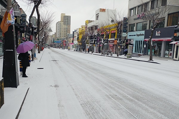 11일 오전 제주시내 주요 도로에 눈이 쌓여 있다. ⓒ 미디어제주