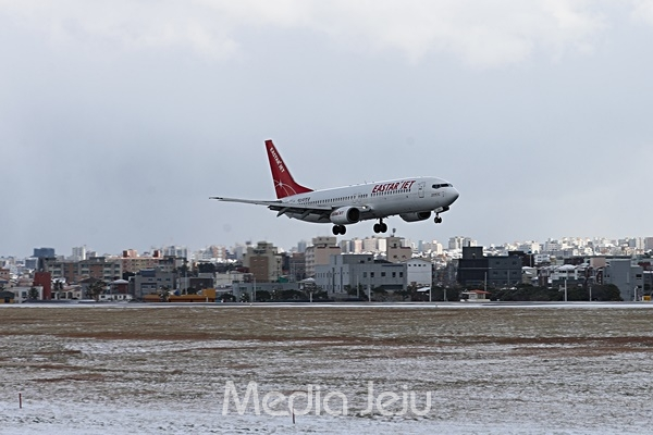 방콕을 출발한 이스타항공 ZE552 항공편이 11일 오후 제주국제공항에 착륙하고 있다.