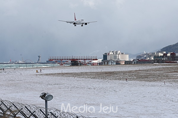 지난 11일 오후 활주로 제설작업이 이뤄져 항공기가 제주공항에 착륙하고 있는 모습. ⓒ 미디어제주