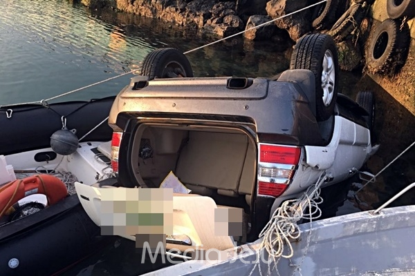 22일 오전 제주 서귀포시 대정읍 운진항에서 SUV 차량이 추락한 채 발견됐다. [서귀포해양경찰서 제공]