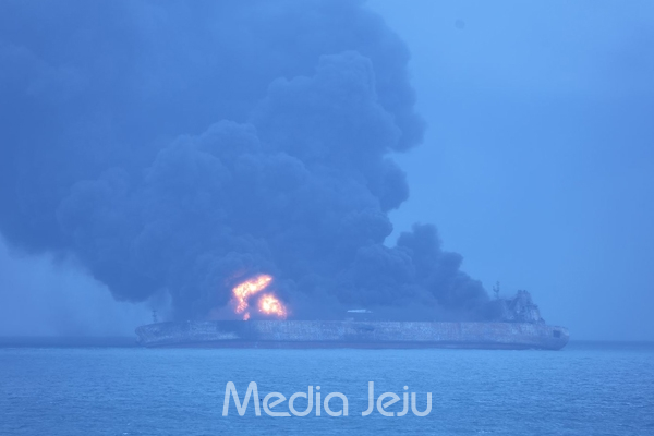 서귀포 남서쪽 300여㎞ 공해상에서 파나마 선적 석유제품운반선과 홍콩 선적 벌크선이 부딪치는 사고가 발생, 화물선에서 불꽃이 일고 있다. /사진=서귀포해경