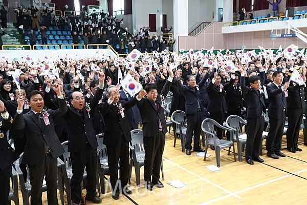 1일 조천체육관에서 열린 3.1절 기념식 참석자들이 만세를 외치고 있다. [제주도 제공]