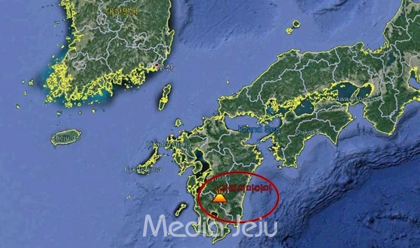 사진 붉은 색 원 안이 지난 6일 분화한 일본 기리시마야마 화산 위치. [기상청 제공]