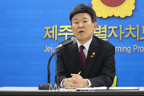 김광수 교육의원이 5일 오후 기자회견을 갖고 교육의원직 사퇴 입장을 밝혔다. ⓒ 미디어제주