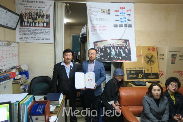 황재성 지부장은 봉사활동에 앞서 박지홍, 고수미, 백만집 선도위원에게 위촉장을 수여했다.