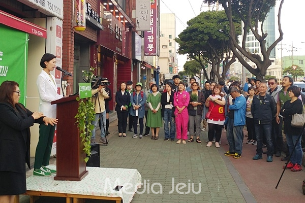 녹색당 고은영 예비후보가 11일 제주시 광양로터리에서 선거사무소 개소식 및 기자회견을 개최했다. ⓒ 미디어제주