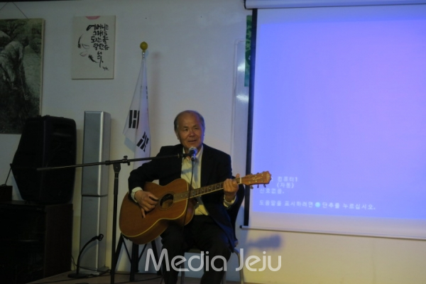 김동호 관장은 기타연주와  퇴허자스님의 시 '길'을 낭송하여 대미를 장식했다.
