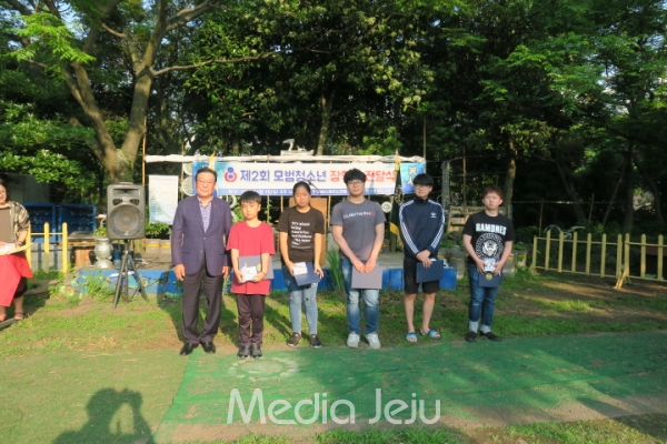 강경진 회장은 안형건, 김수진, 김승범, 이태영, 이해준 모범학생에게 장학금을 전달했다.
