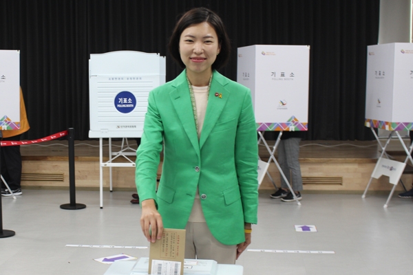 고은영 후보가 아라동 주민센터에 마련된 투표소에서 사전투표를 하고 있는 모습.