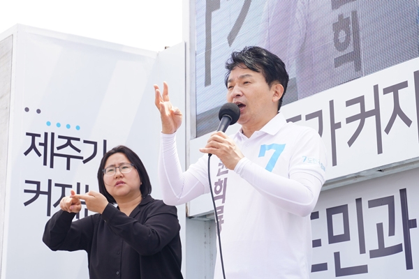원희룡 후보가 9일 오후 서귀포오일장에서 유세 연설을 하고 있다. /사진=원희룡 후보 선거사무소
