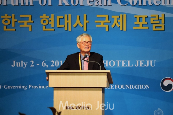 서중석 교수가 3일 제주KAL호텔에서 열린 한국 현대사 국제포럼에서  ‘한국 현대사에 있어 4.3의 의미’를 주제로 특강을 하고 있다. ⓒ 미디어제주