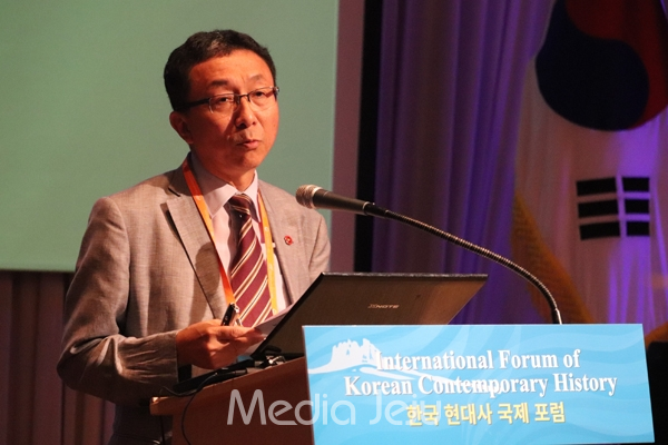 한국 현대가 국제포럼에서 ‘제주4.3 70주년과 통일 비전’을 주제로 특강을 하고 있는 박찬식 제주학연구센터장. ⓒ 미디어제주