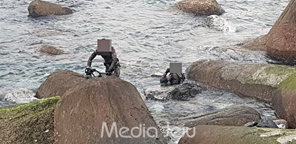 지난 15일 오후 서귀포항에서 허가를 받지 않고 스킨다이빙을 한 남성 2명이 서귀포해경에 적발됐다. [서귀포해양경찰서 제공]