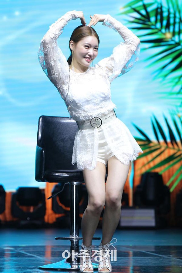 가수 청하가 18일 오후 서울 중구 신세계 메사홀에서 열린 미니 3집 앨범 ‘블루밍 블루(Blooming Blue)’ 발매 기념 쇼케이스에 참석해 포인트 안무를 소개하고 있다.