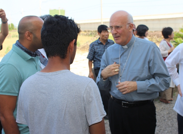 알프레드 슈에레브 대주교가 지난 28일 예멘 난민들을 만나 위로하는 시간을 갖고 있다. /사진=천주교 제주교구