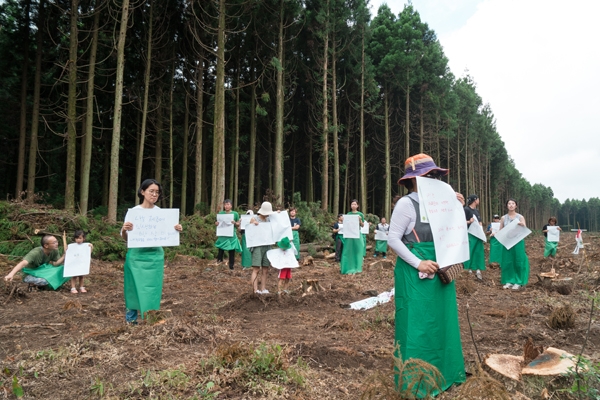 비자림로를 지키기 위해 나선 시민들이 12일 오전 삼나무 숲 훼손 현장에서 스스로 자신들이 삼나무임을 자처하는 퍼포먼스를 벌이고 있다. ⓒ 송동효