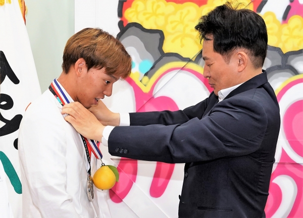 원희룡 지사가 아시안게임 근대5종에서 은메달을 따낸 이지훈 선수에게 '귤'메달을 수여하고 있다. /사진=제주특별자치도