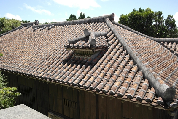 오키나와 나카무라 주택. 지붕에 바람이 드는 창을 만들었다. 김형훈