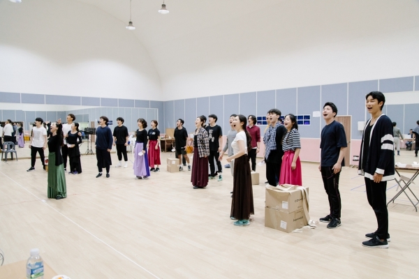 뮤지컬 '만덕'의 한 장면. 서울의 연습실에서 배우들이 연습 중이다.