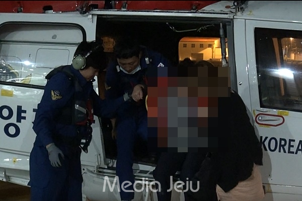 제주해경이 26일 오전 추자도에서 급성 복통을 호소하는 주민 김모(60‧여)씨를 헬기로 이송하고 있다. [제주지방해양경찰청 제공]