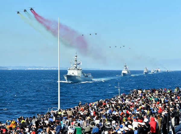 2018 국제관함식이 10일부터 제주해군기지에서 열린다. 사진은 2013 국제관함식 때 해상 사열 모습. /사진 제공=해군