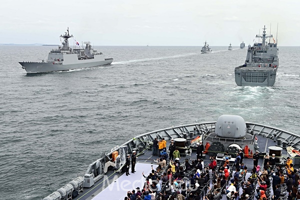 지난 9일 국민시승함인 천자봉함(LST-687)에서 바라본 2018 해군 국제관함식 해상사열 리허설 사진. [해군 제공]