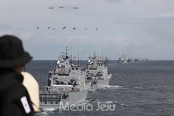11일 서귀포 해역에서 진행된 2018 대한민국 해군 국제관함식 해상사열에서 우리나라 함정들이 사열을 하고 있다. © 미디어제주