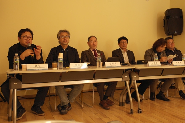 양건(맨 왼쪽) 대한민국 건축문화제 공동위원장이 '쿠로시오' 해류를 주제기획전에 등장시킨 이유를 설명하고 있다. 미디어제주