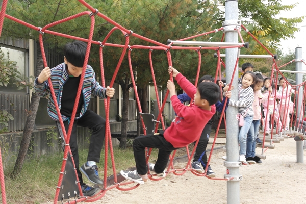 마사토 운동장 한쪽에 마련된 놀이시설. 아이들에게 가장 인기가 높다. 미디어제주
