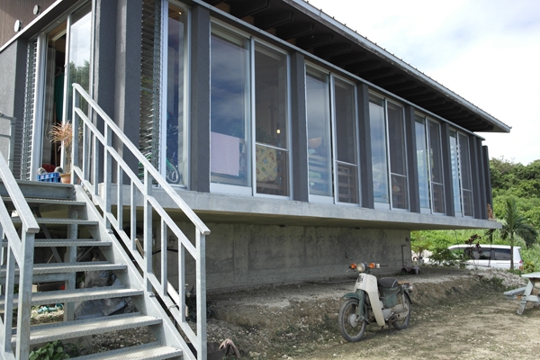 오키나와건축상을 받은 건축가 네로메씨의 작품. 이 주택 역시 바람이 통하도록 설계됐다. 김형훈
