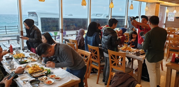 동남아권 무슬림 팸투어단이 무슬림이 부담없이 방문할 수 있는 음식점을 둘러보고 있다. 제주관광공사