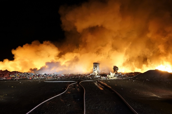 12일 새벽 서귀포 색달동 쓰레기매립장에서 불이 나 7시간만에 불길이 잡혔다. /사진=서귀포소방서