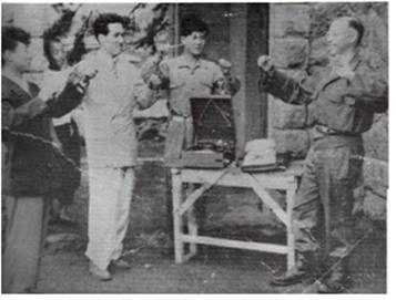 1953년(추정) 길버트 소령(오른쪽)이 고봉식, 이성재, 한경화 등의 교사에게 지휘법을 지도하는 모습. 고봉식 전 제주도교육감은 오른쪽에서 두 번째.
