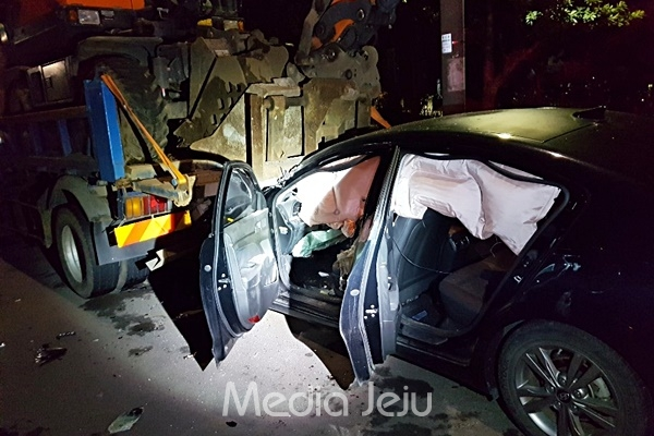 지난 10일 오후 11시 23분께 제주 서귀포시 강정동 상록아파트 인근 도로에서 승용차량이 세워진 트럭을 추돌, 3명이 다쳤다. [서귀포소방서]