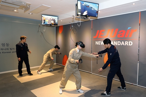 제주항공 객실승무원들이 경기도 부천시 제주항공 객실훈련센터에서 VR(가상현실)을 통한 안전훈련을 실시하고 있다. 제주항공