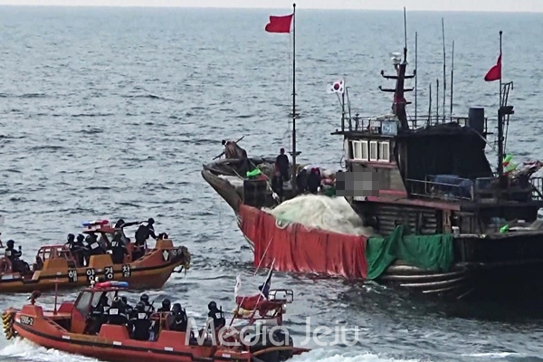 해경이 지난 11일 오후 제주 차귀도 북서쪽 약 107km 해상에서 기름을 유출한 중국 어선을 나포하고 있다. [제주해양경찰서]