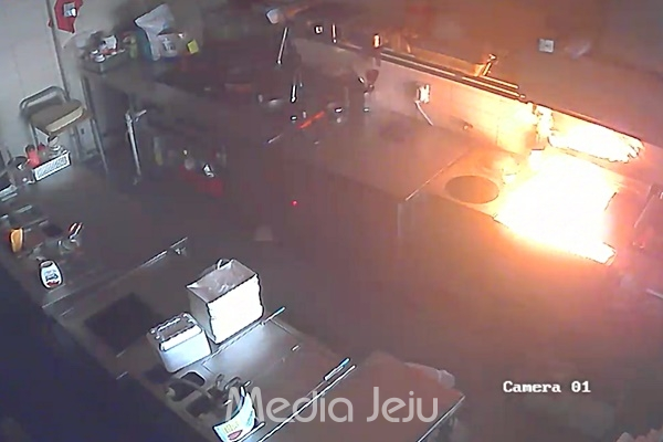 지난 22일 서귀포시 서귀동 모 음식점 주방에서 화재가 발생한 모습. [서귀포소방서]