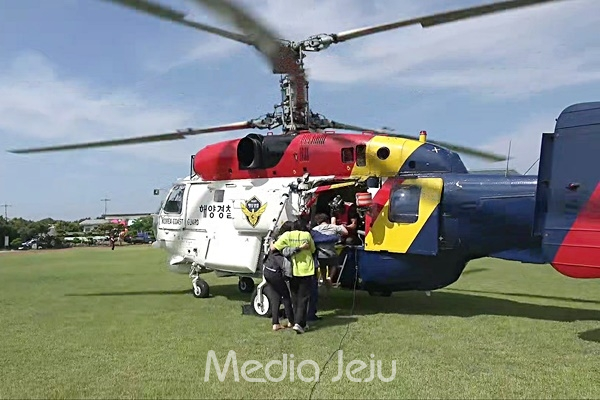 제주해경 항공대가 지난달 우도에서 헬기로 환자를 이송하는 모습. [제주해양경찰청]