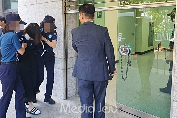 지난 12일 구속 송치된 고유정(36.여)이 제주지방검찰청에 들어서는 모습. © 미디어제주