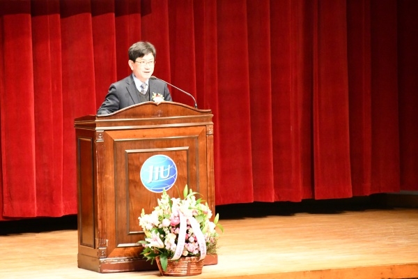 제주국제대 강철준 신임 총장이 취임식에서 인사를 전하고 있다. (사진=제주국제대 제공)