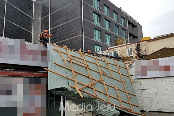 지난 22일 제17호 태풍 '타파'의 영향으로 파손된 건물 지붕. [제주소 소방안전본부]