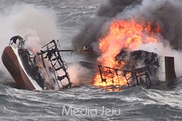 지난 11월 19일 오전 제주 차귀도 서쪽 76km 해상에서 통영선적 어선 대성호(29t, 승선원 12명)가 불에 타고 있다. [제주지방해양경찰청]