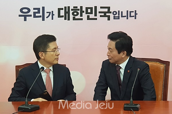 황교안 자유한국당 대표(왼쪽)와 원희룡 제주도지사가 22일 자유한국당 당사에서 만나 이야기를 나누고 있다.