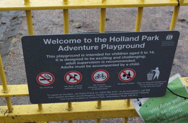 영국 런던의 홀랜드공원에 있는 어린이 놀이시설 입구. 'NO DOGS'라는 문구가 눈에 들어온다. 미디어제주